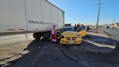Deja choque entre tráiler y vehículo una lesionada en la Tecnológico 
