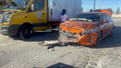 Provoca camión choque al omitir alto en Fuentes Mares y R. Almada