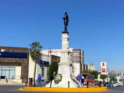 Colocan coronas florales en monumento a Benito Juárez 