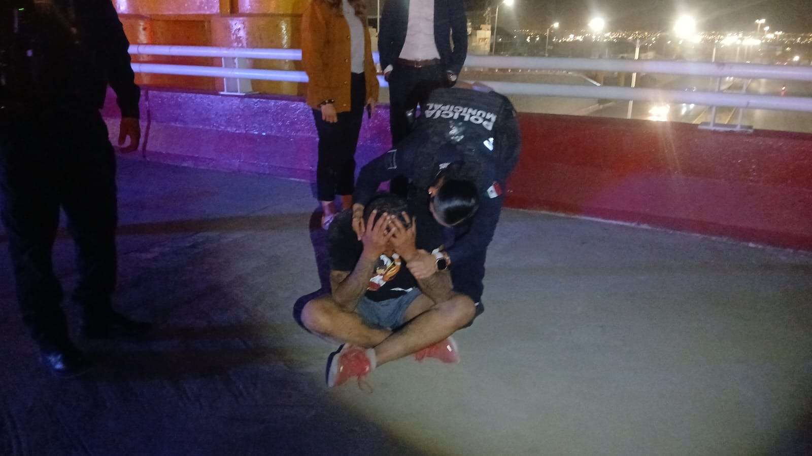 Evitan policías intento de suicidio en puente de Ciudad Juárez 