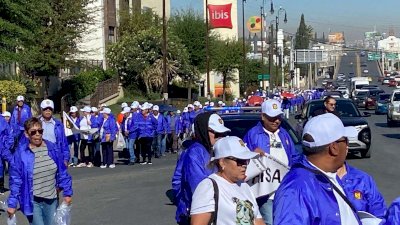 Rinden jubilados homenaje a Benito Juárez con marcha 