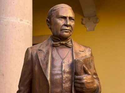 Conmemoran con platica y concierto natalicio de Benito Juárez 