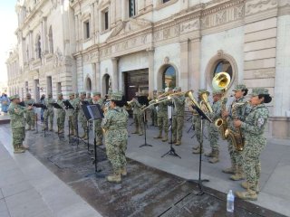 Conquista Banda de la XI Región Militar con música popular el Centro