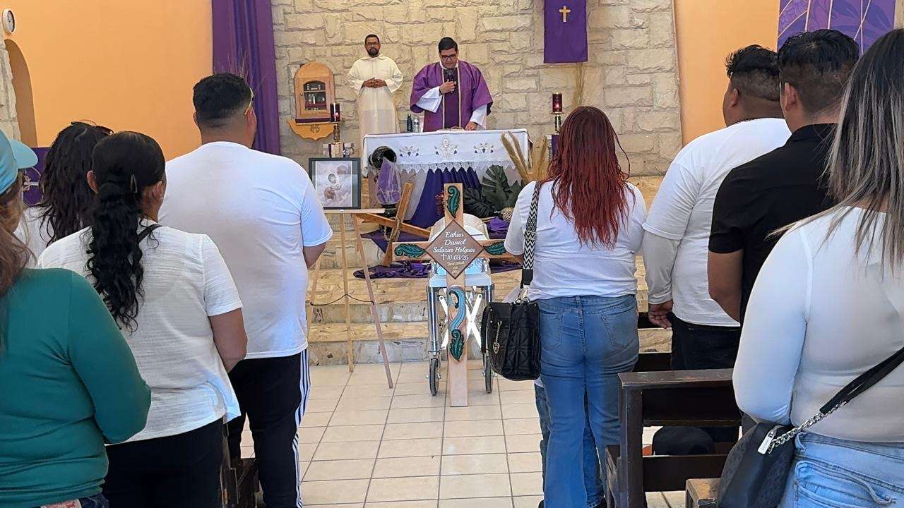 Realizan servicio religioso y sepelio de bebé Eithan Daniel