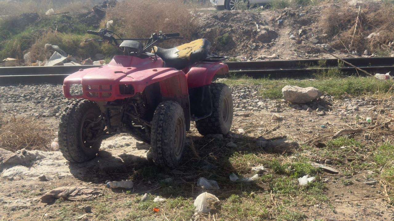 Muere menor tras caída de cuatrimoto en cruce ferroviario