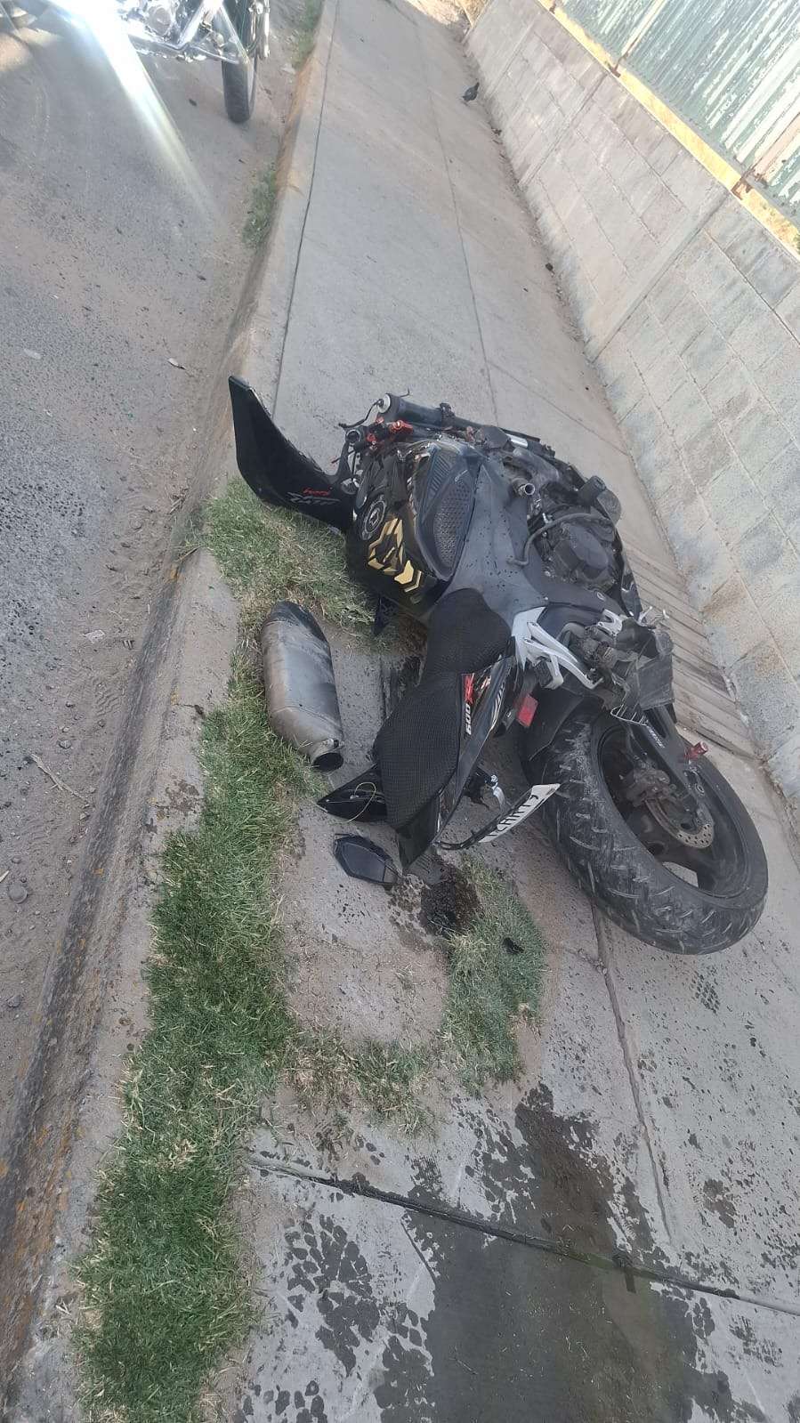 Muere motociclista tras impactar contra una barda de concreto