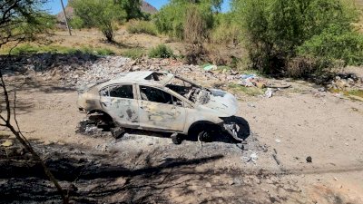 Localizan auto calcinado y desmantelado en la Robinson