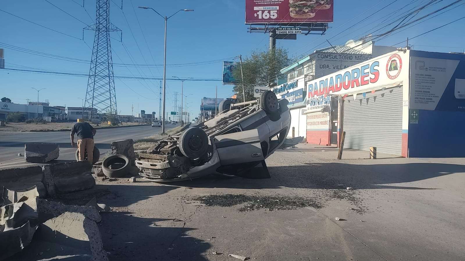 Choque por falla mecánica deja daños materiales en el sur de la ciudad