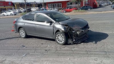 Provoca choque al salir de estacionamiento en la Tecnológico