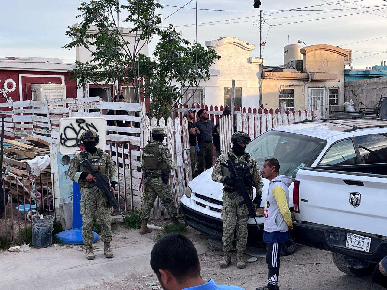 Hallan a hombre muerto en patio tras golpe en la cabeza