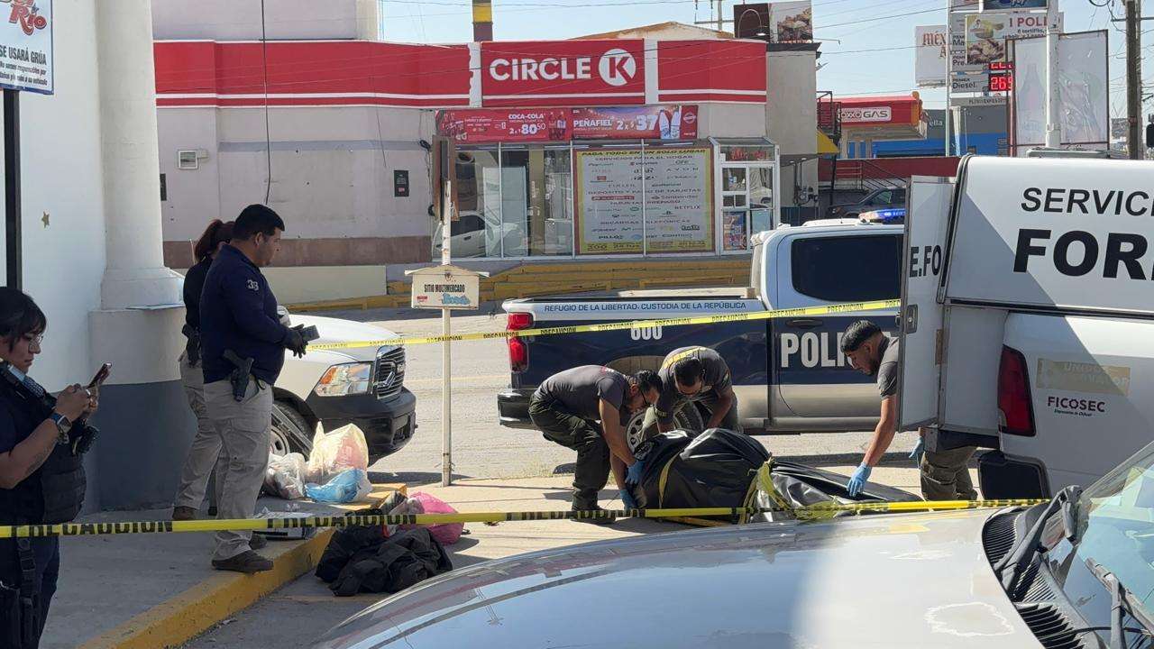 Encuentran muerto a indigente afuera de tienda de conveniencia 