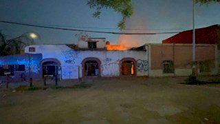 Consume fuerte incendio finca abandonada en el centro 