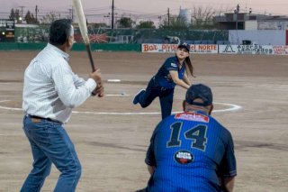 Realiza Miriam Soto lanzamiento inaugural en Liga de Béisbol Regional 