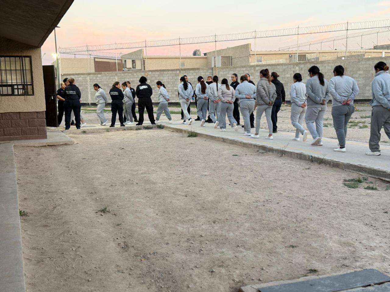 Catean Cereso Femenil en busca de armas y drogas 