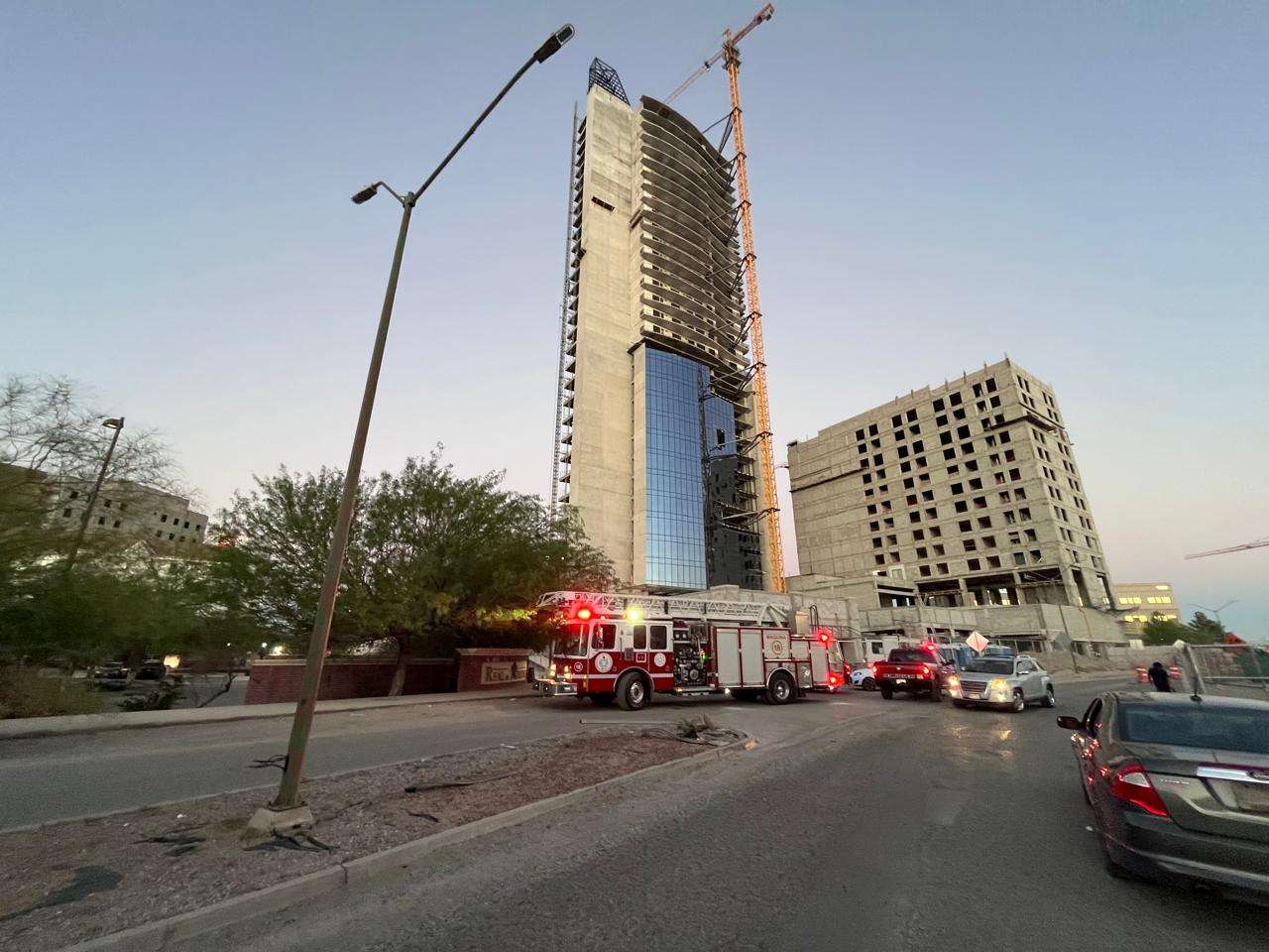 Trabajador queda colgado en lo alto de la construcción de la Torre Quorum