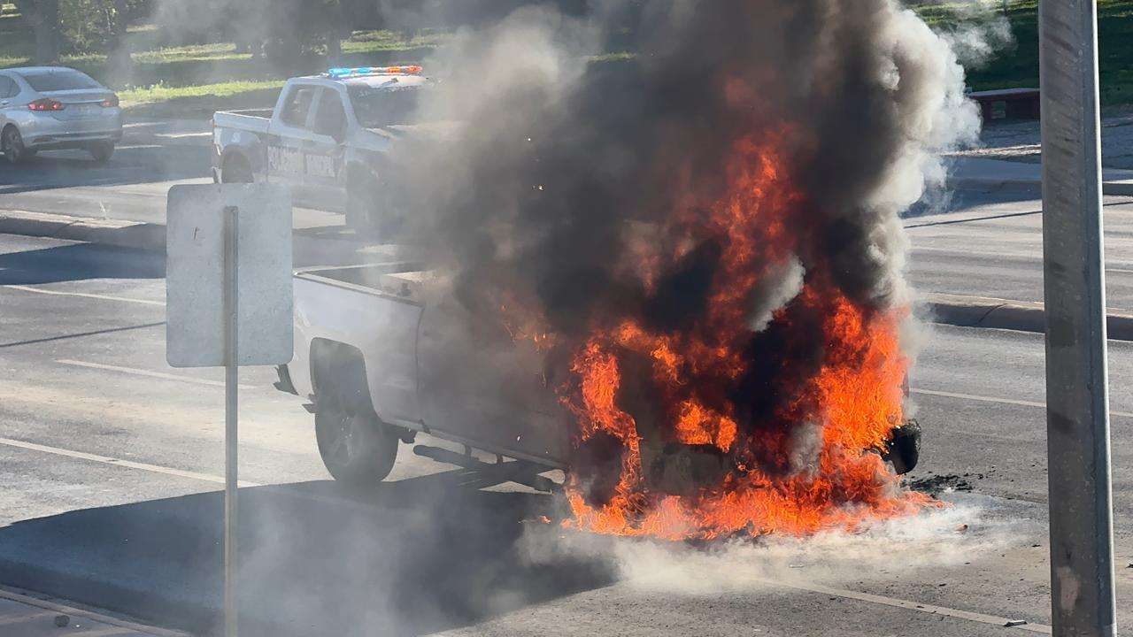 Se incendia camioneta en fila para cruzar a El Paso