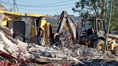 Retiran escombros por explosión en restaurante de la colonia Alamedas