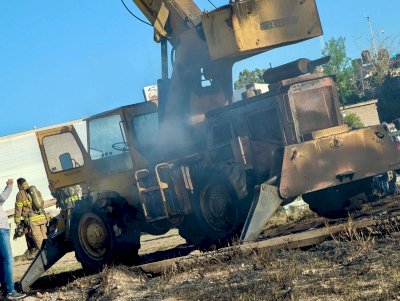 Consume incendio maquinaria pesada en predio al sur de la ciudad