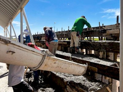 Avanza Obras Públicas Delicias con construcción de gradas en Cobach 