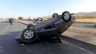Vuelca conductor en la Vialidad Nogales luego de perder el control