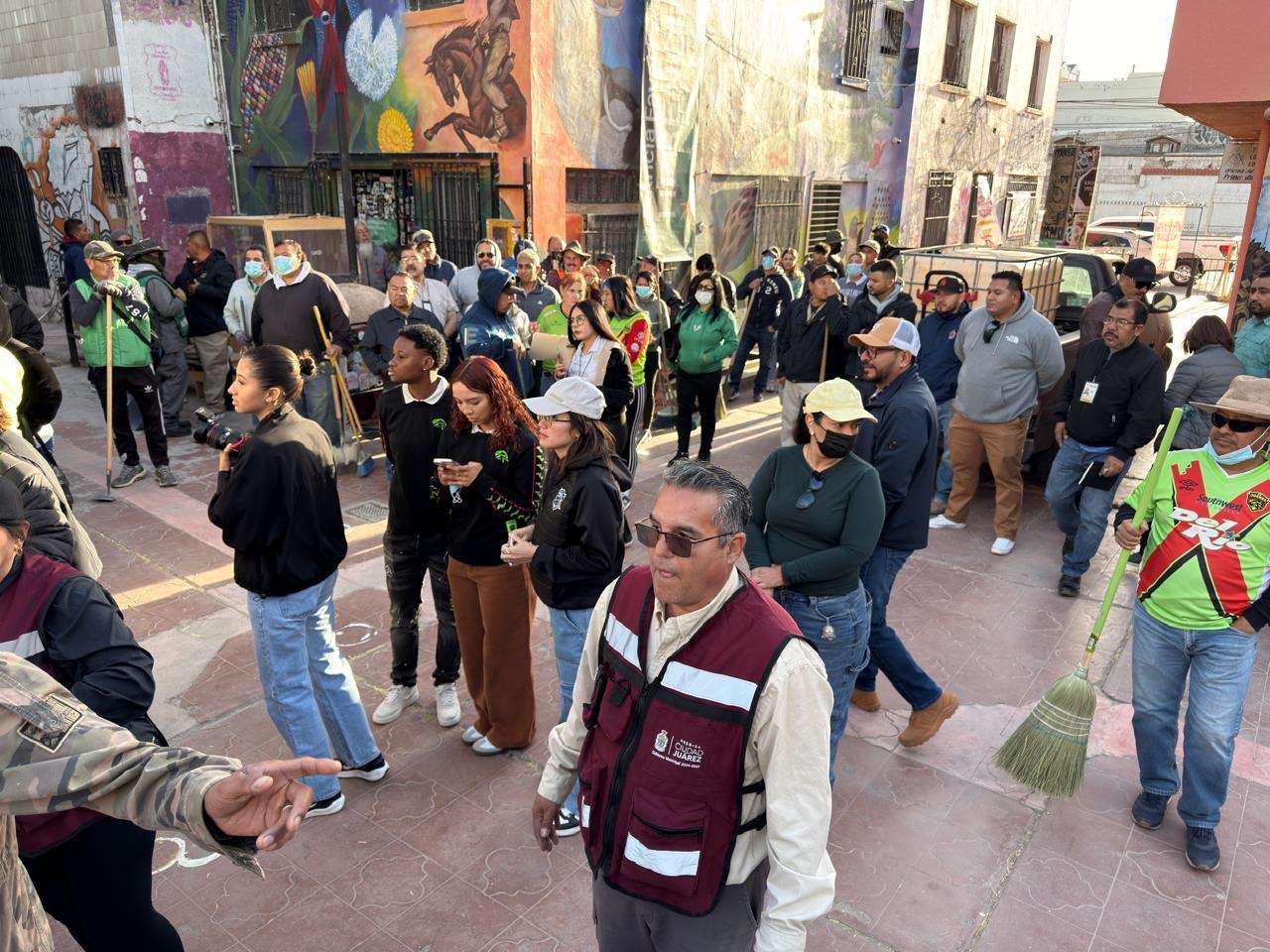 Realizan jornada de limpieza en la Plaza Cervantina 
