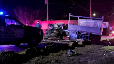 Impacta camión a patrulla; oficial queda atrapado