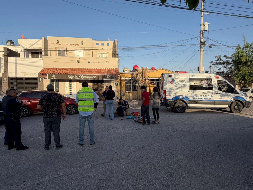 Impacta auto a menor en su bici