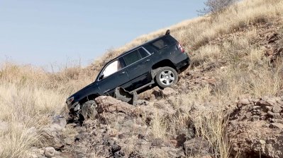 Cae camioneta a barranco en las Curvas del Perico