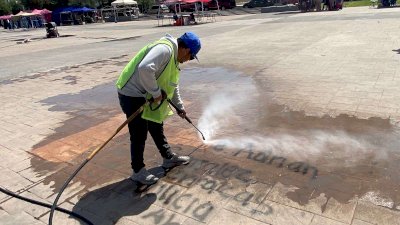 Limpian grafitis del 8M en Plaza del Ángel 