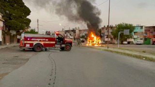 Arde en llamas camión de comida en la Infonavit 