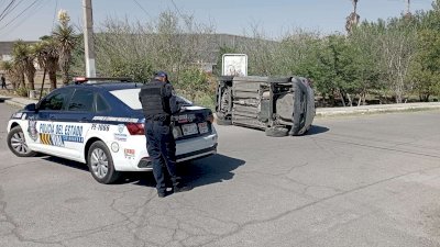 Provoca volcadura al omitir alto y escapa