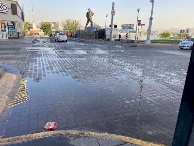 Se desperdician miles de litros de agua por fuga en tienda de ropa 