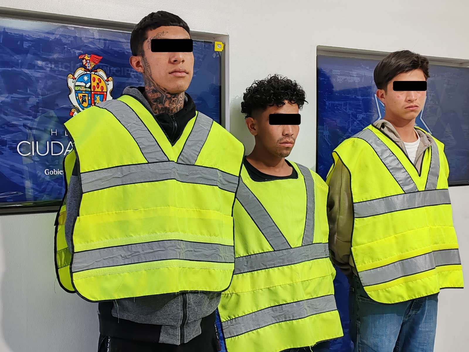 Aseguran arma de fuego con la detención de tres personas 