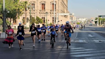 Suman kilómetros por el autismo en la carrera Corre y Suma