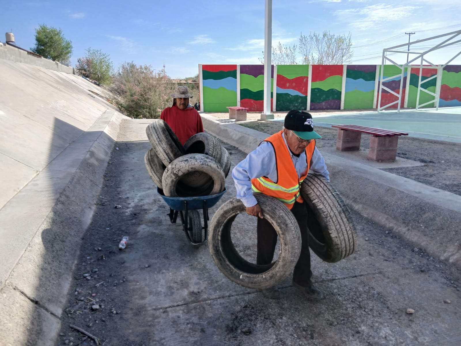 Exhorta limpia a no arrojar basura en canales y diques