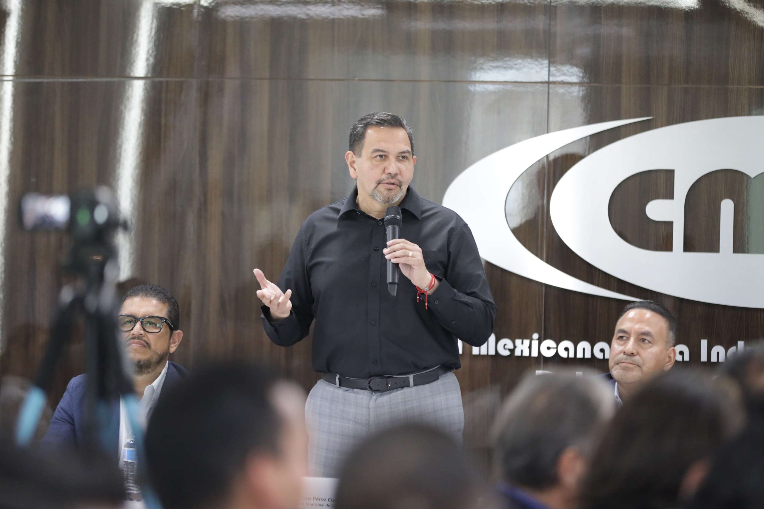 Presenta alcalde proyecto de distribuidor vial en CMIC