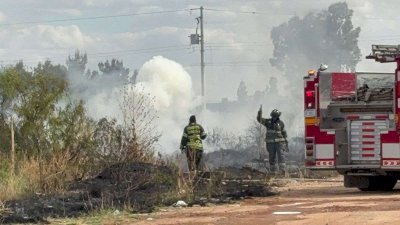 Consume incendio lote con llantas en Granjas del Valle
