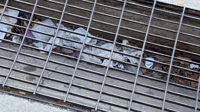 Obstruye basura las coladeras en la Liber