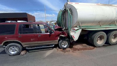 Queda prensado por chocar contra pipa en carretera a Cuauhtémoc
