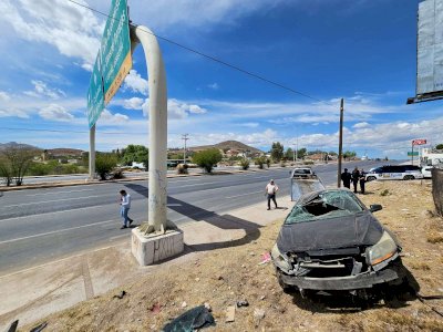 Vuelca vehículo en el periférico R. Almada