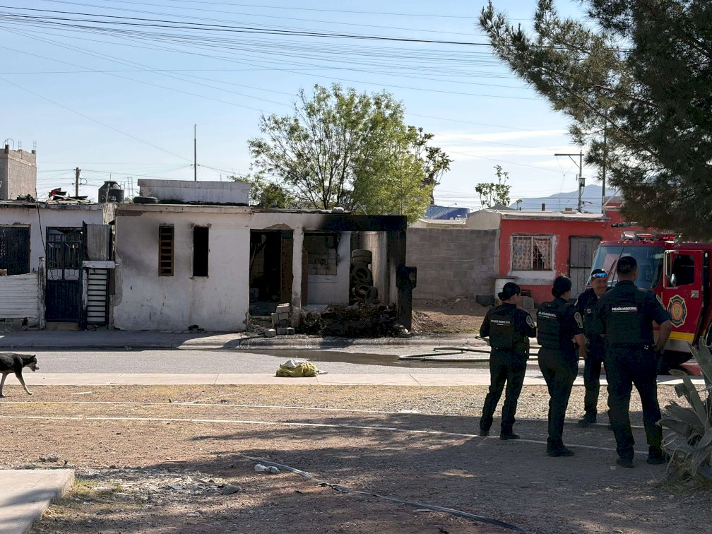 Sofocan bomberos incendio en casa de Praderas del Sur