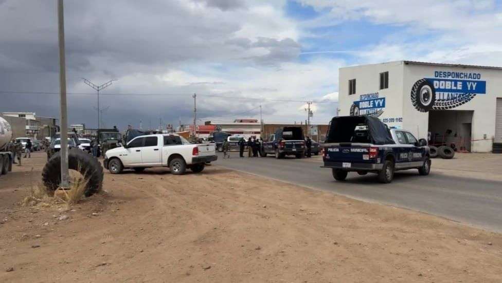Localizan un arma y 61 porciones de droga en ejecutados de Cuauhtémoc