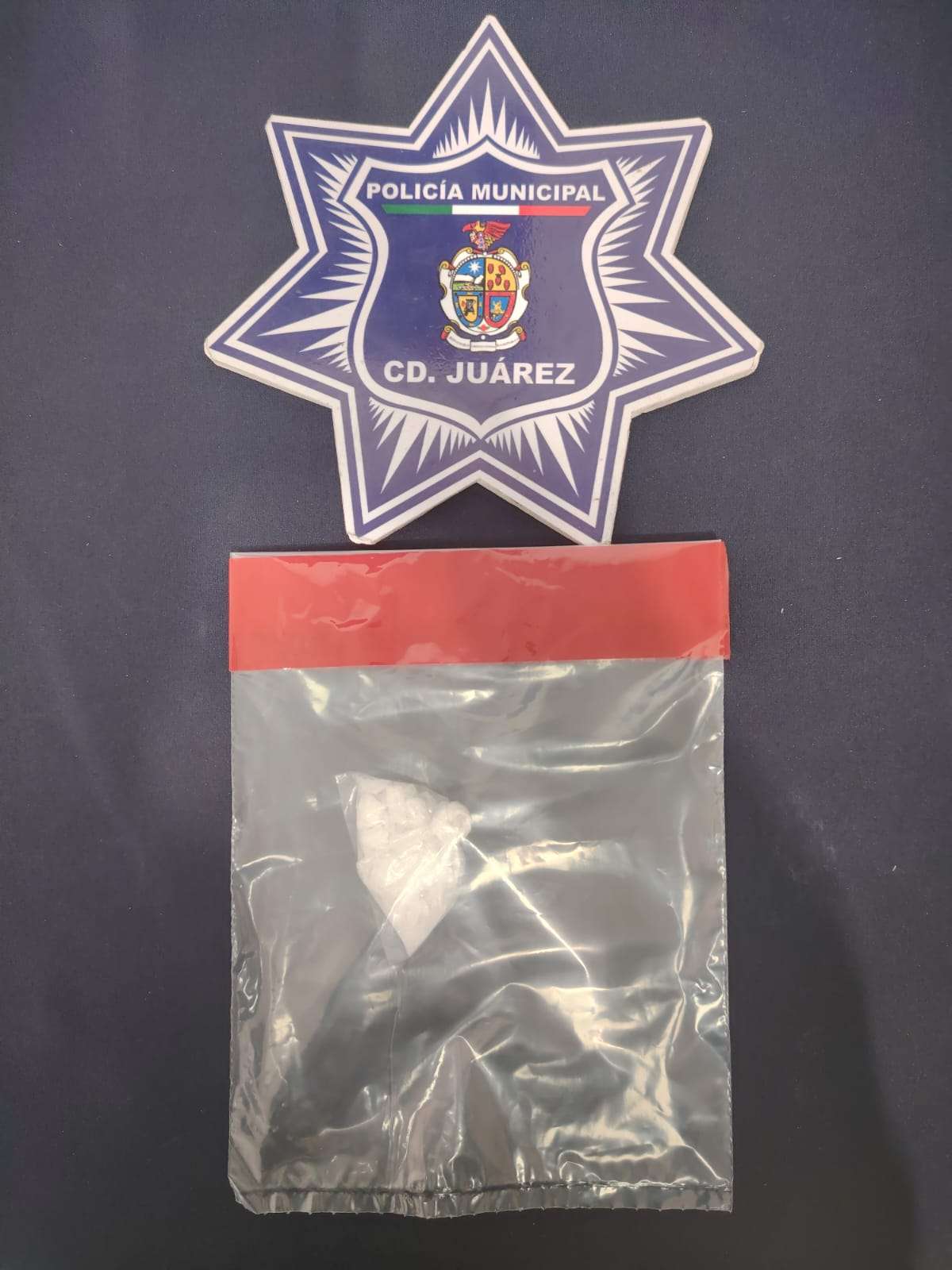 Detienen a pareja con arma de fuego y cristal