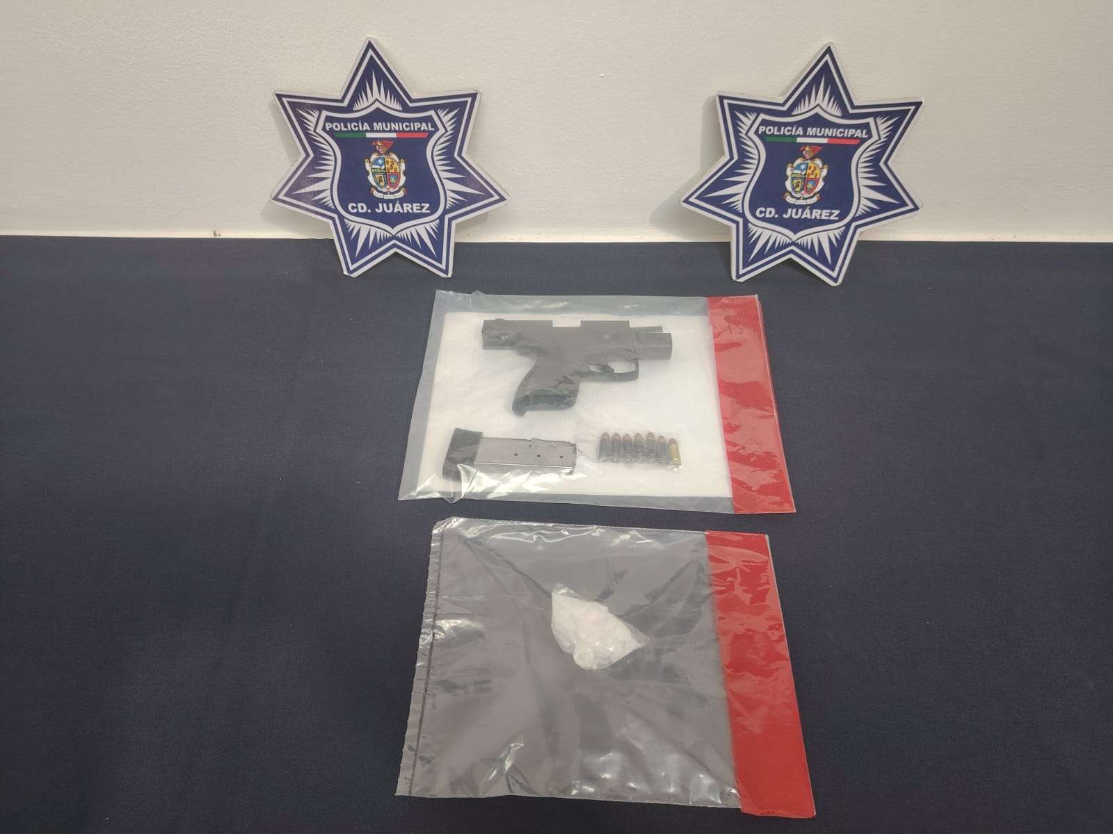 Detienen a pareja con arma de fuego y cristal