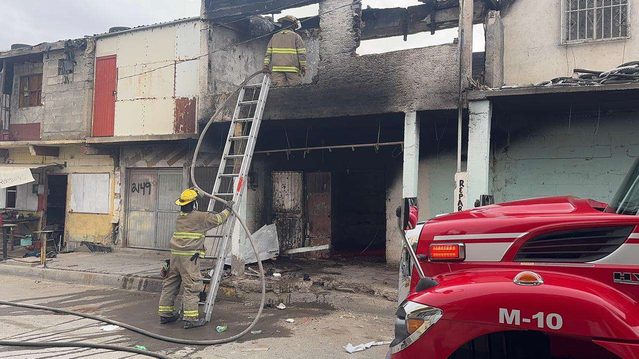 Incendio consume vivienda en la colonia Chaveña
