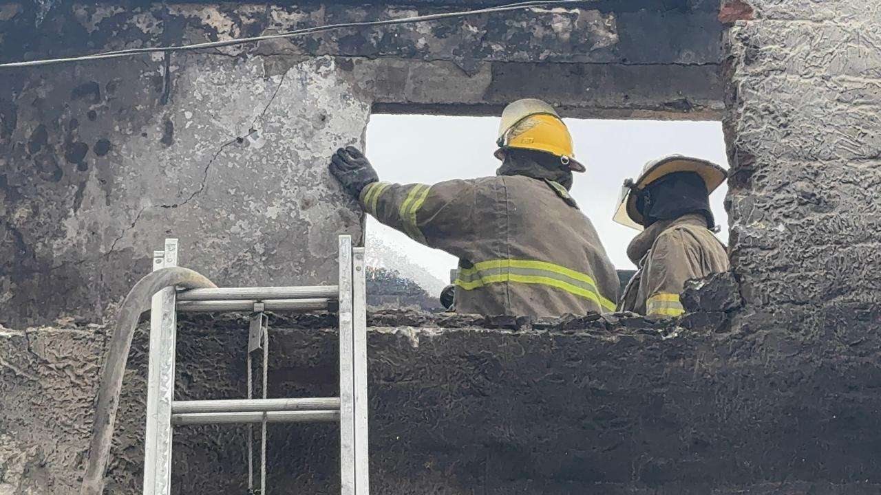 Incendio consume vivienda en la colonia Chaveña