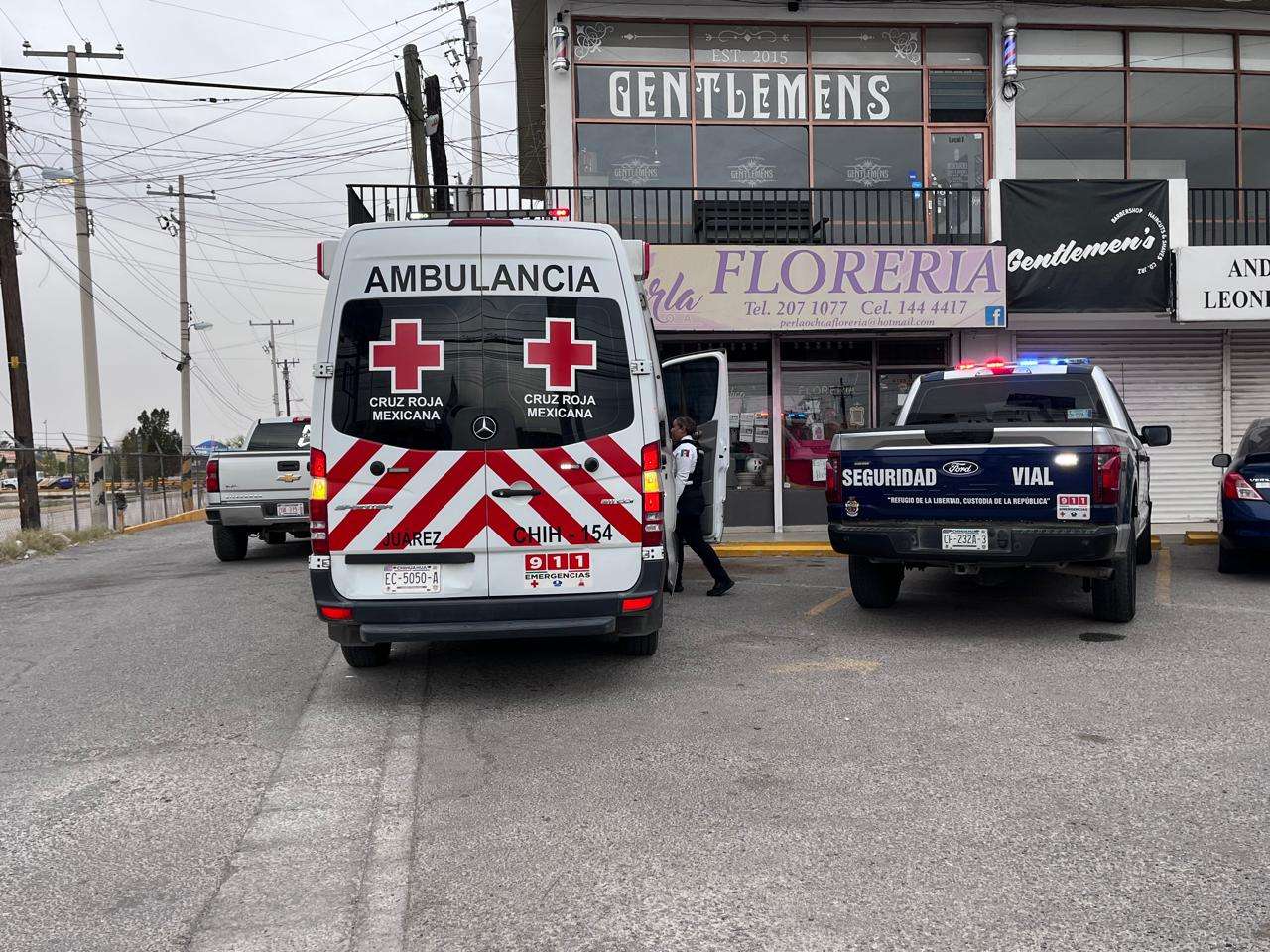 Atropellan a mujer al intentar cruzar la avenida De la Raza; resulta con lesión