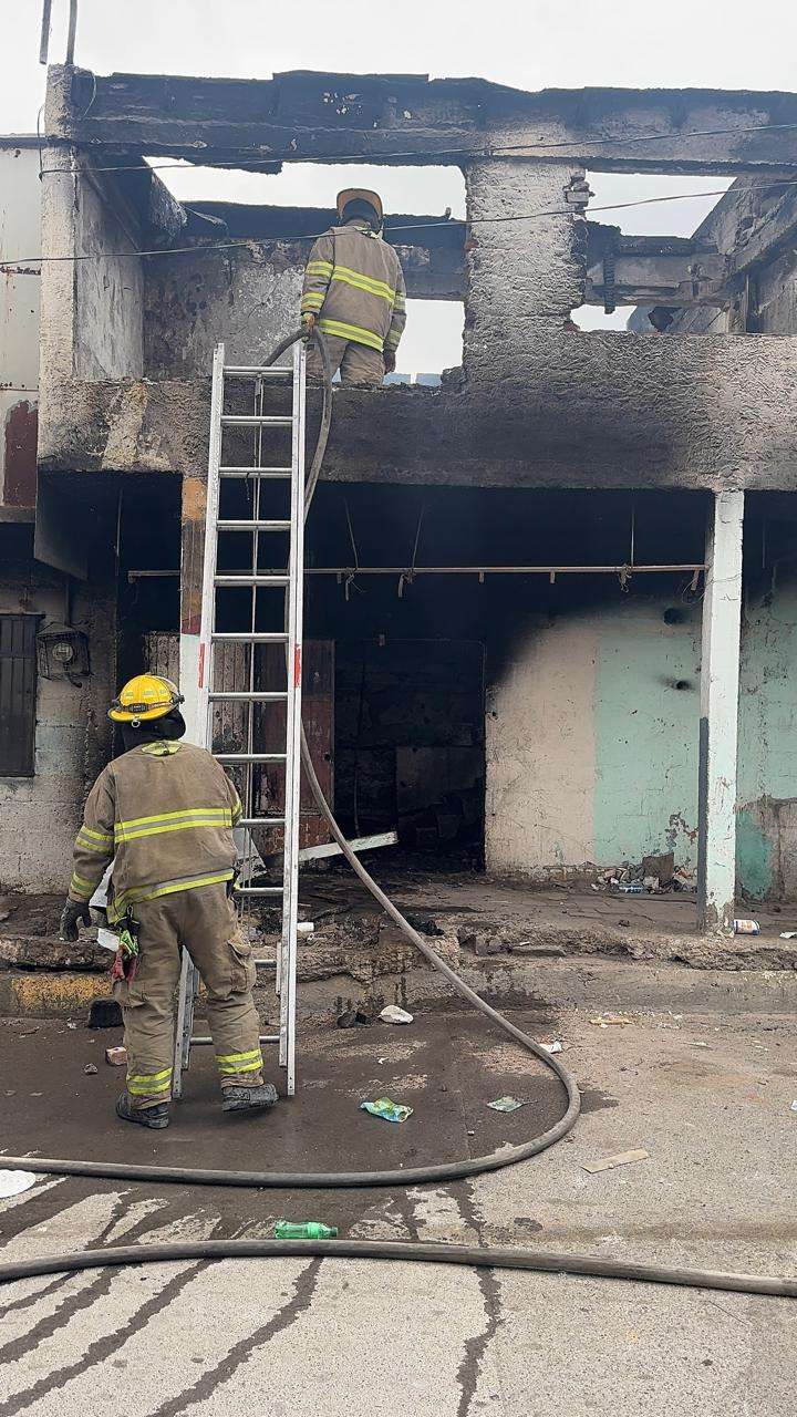 Incendio consume vivienda en la colonia Chaveña