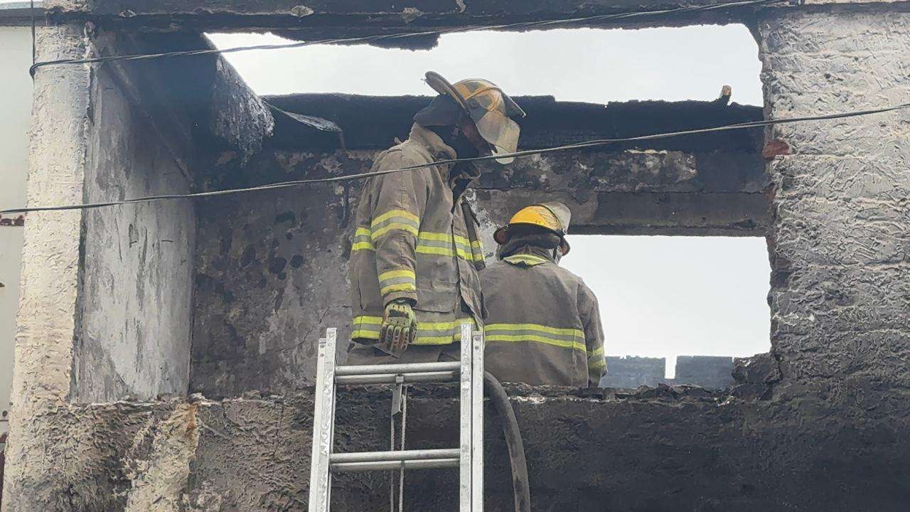 Incendio consume vivienda en la colonia Chaveña