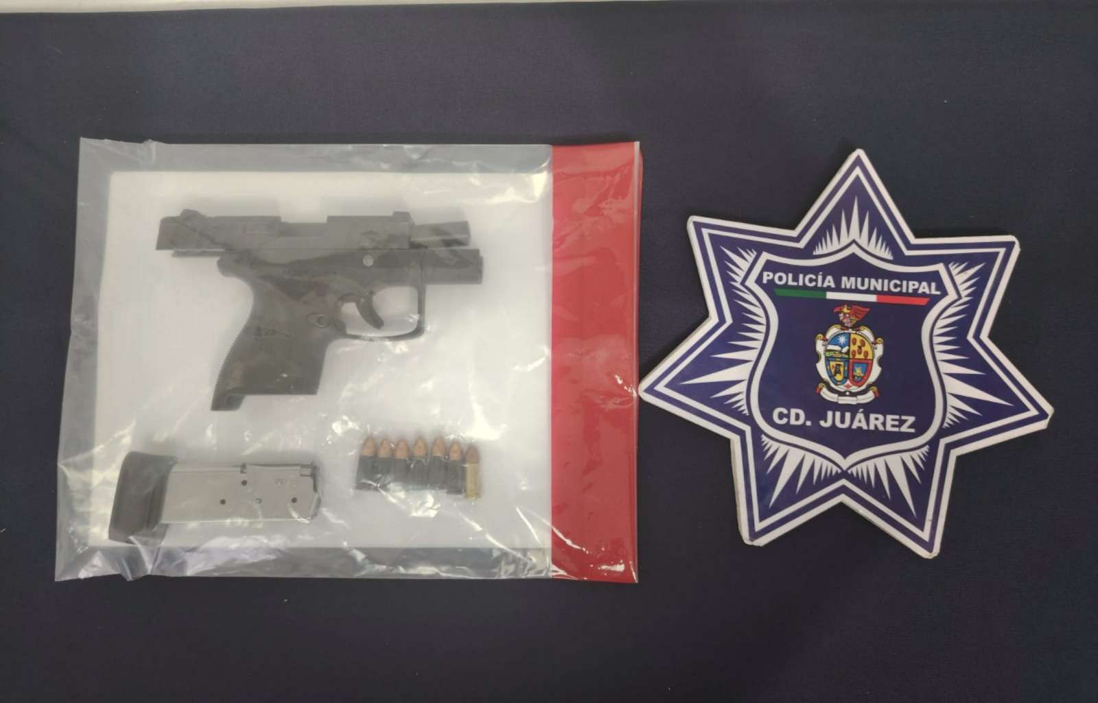 Detienen a pareja con arma de fuego y cristal